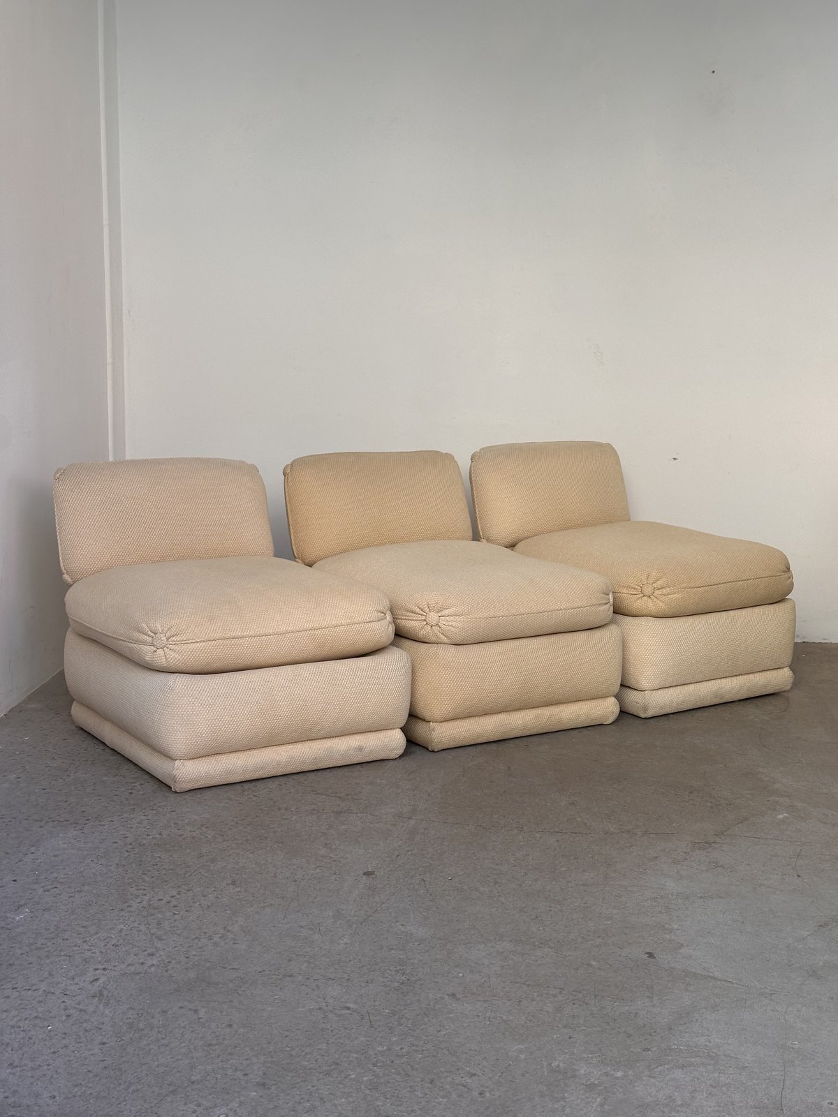 Special order — 3 chauffeuses garnies de plume · 1970 · France