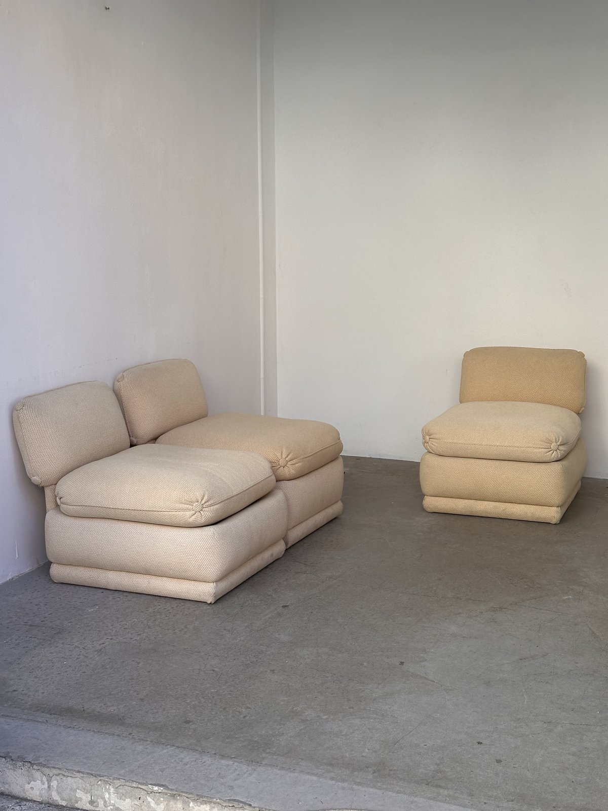 Special order — 3 chauffeuses garnies de plume · 1970 · France