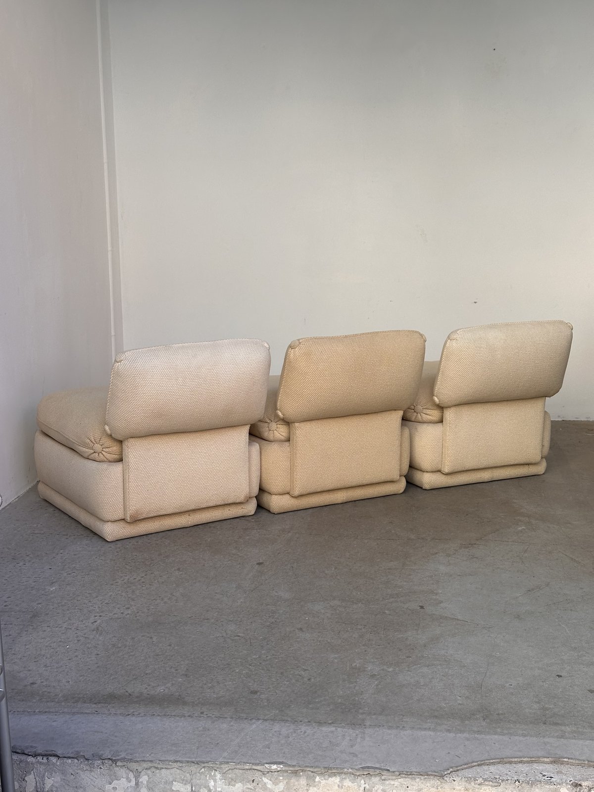 Special order — 3 chauffeuses garnies de plume · 1970 · France